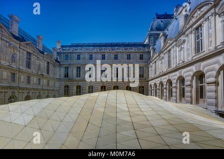 Frankreich, Paris, Bereich als Weltkulturerbe von der UNESCO, dem Louvre Museum, Visconti Innenhof unter der regn von Napoleon III. entworfen und durch das geschwungene Dach der islamischen kunst-Abteilung von Architekten M. Bellini und R. Ricciotti, in 2012 komplett abgedeckt Stockfoto