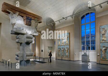 Frankreich, Paris, Bereich als Weltkulturerbe von der UNESCO, dem Louvre Museum, orientalische Antiquitäten Abteilung, Achämenidischen persischen Reiches Zimmer, Palast von Darius ich in Susa, Kapital einer Spalte aus der Aula und Fries der Bogenschützen aus glasierten Ziegeln Stockfoto