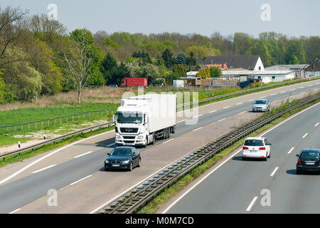 Düsseldorf, Deutschland - 20. APRIL 2017: Transport-LKW auf der Autobahn in Düsseldorf, Deutschland Stockfoto