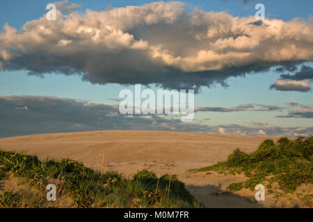 NC-01386-00... NORTH CAROLINA - Sonnenuntergang an einem stürmischen und windigen Abend an Jockey's Ridge State Park auf die Outer Banks bei Nags Head. Stockfoto