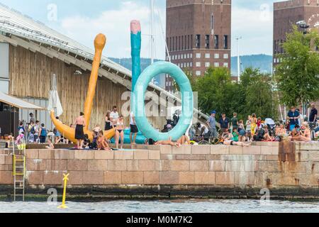 Norwegen, Oslo, Tjuvholmen Bezirk, die Splat Skulptur von Franz West vor der Astrup Fearnley Museum für Zeitgenössische Kunst Stockfoto