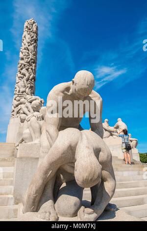 Norwegen, Oslo, Statue park Frogner Park (Frognerpark), die sammelt 214 Statuen des norwegischen Künstlers Gustav Vigeland, in der Ferne die Monolith Stockfoto