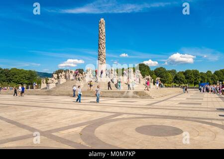 Norwegen, Oslo, Statue park Frogner Park (Frognerpark), die sammelt 214 Statuen des norwegischen Künstlers Gustav Vigeland, in der Ferne die Monolith Stockfoto