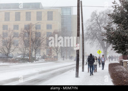 Lincoln, USA. 22 Jan, 2018. Studenten an der Universität von Nebraska in Lincoln, NE Spaziergang auf dem Bürgersteig bei einem Schneesturm. Credit: LorenRyePhoto/Alamy leben Nachrichten Stockfoto