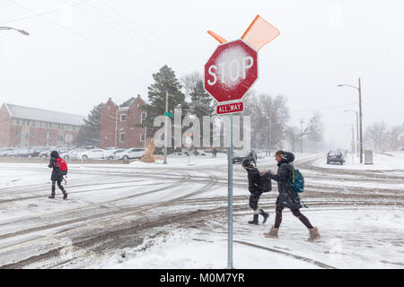 Lincoln, USA. 22 Jan, 2018. Studenten an der Universität von Nebraska in Lincoln, NE anfangen, ein Schnee zu Cross Street während eines Schneesturmes abgedeckt. Credit: LorenRyePhoto/Alamy leben Nachrichten Stockfoto