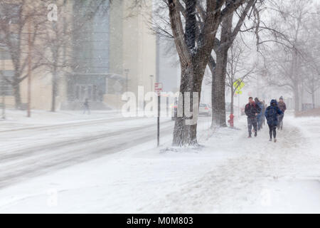 Lincoln, USA. 22 Jan, 2018. Studenten an der Universität von Nebraska in Lincoln, Nebraska Spaziergang durch einen Schneesturm. Credit: LorenRyePhoto/Alamy leben Nachrichten Stockfoto