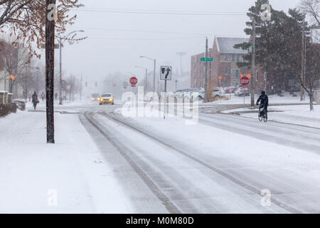 Lincoln, USA. 22 Jan, 2018. Einen Radfahrer Ansätze einer Kreuzung bei einem Schneesturm. Credit: LorenRyePhoto/Alamy leben Nachrichten Stockfoto