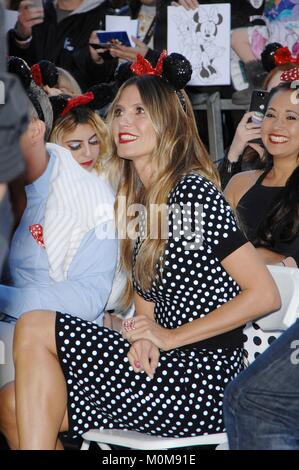 Los Angeles, CA, USA. 22 Jan, 2018. Heidi Klum bei der Induktion Zeremonie für Stern auf dem Hollywood Walk of Fame für Minnie Maus, Hollywood Boulevard, Los Angeles, CA 22. Januar 2018. Quelle: Michael Germana/Everett Collection/Alamy leben Nachrichten Stockfoto