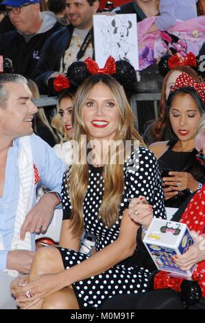 Los Angeles, CA, USA. 22 Jan, 2018. Heidi Klum bei der Induktion Zeremonie für Stern auf dem Hollywood Walk of Fame für Minnie Maus, Hollywood Boulevard, Los Angeles, CA 22. Januar 2018. Quelle: Michael Germana/Everett Collection/Alamy leben Nachrichten Stockfoto