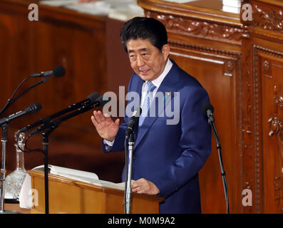 Tokio, Japan. 22 Jan, 2018. Der japanische Ministerpräsident Shinzo Abe liefert seine Politik Rede in der Plenarsitzung des unteren Haus an der Nationalen Diät in Tokio am Montag, 22. Januar 2018. Außenminister Taro Kono hat seine Außenpolitik Rede während Finanzminister Taro Aso seine Finanzpolitik Rede bei der Ernährung geliefert. Credit: Yoshio Tsunoda/LBA/Alamy leben Nachrichten Stockfoto