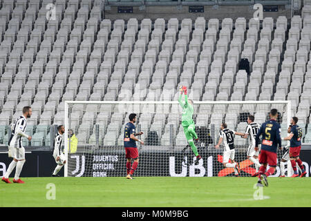 Turin, Italien. 22 Jan, 2018. Während der Serie A Italia Fußballspiel zwischen Juventus Turin und Genua CFC bei Allianz Stadion am 22 Januar, 2018 in Turin, Italien. Credit: Antonio Polia/Alamy leben Nachrichten Stockfoto