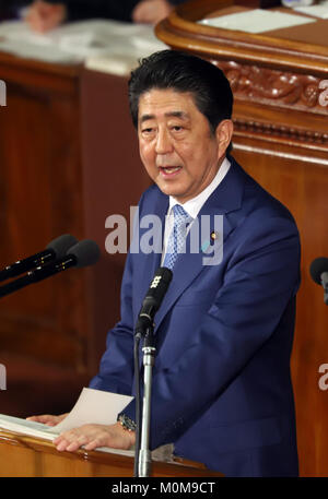 Tokio, Japan. 22 Jan, 2018. Der japanische Ministerpräsident Shinzo Abe liefert seine Politik Rede in der Plenarsitzung des unteren Haus an der Nationalen Diät in Tokio am Montag, 22. Januar 2018. Außenminister Taro Kono hat seine Außenpolitik Rede während Finanzminister Taro Aso seine Finanzpolitik Rede bei der Ernährung geliefert. Credit: Yoshio Tsunoda/LBA/Alamy leben Nachrichten Stockfoto