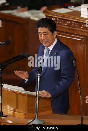 Tokio, Japan. 22 Jan, 2018. Der japanische Ministerpräsident Shinzo Abe liefert seine Politik Rede in der Plenarsitzung des unteren Haus an der Nationalen Diät in Tokio am Montag, 22. Januar 2018. Außenminister Taro Kono hat seine Außenpolitik Rede während Finanzminister Taro Aso seine Finanzpolitik Rede bei der Ernährung geliefert. Credit: Yoshio Tsunoda/LBA/Alamy leben Nachrichten Stockfoto