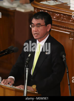 Tokio, Japan. 22 Jan, 2018. Japanische Außenminister Taro Kono liefert seine Außenpolitik Rede auf der Plenartagung des unteren Haus an der Nationalen Diät in Tokio am Montag, 22. Januar 2018. Ministerpräsident Shinzo Abe hat seine Politik Rede während Finanzminister Taro Aso seine Finanzpolitik Rede bei der Ernährung geliefert. Credit: Yoshio Tsunoda/LBA/Alamy leben Nachrichten Stockfoto