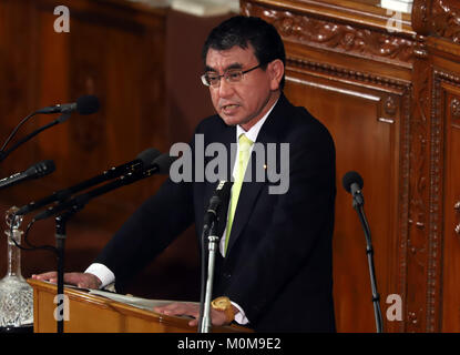 Tokio, Japan. 22 Jan, 2018. Japanische Außenminister Taro Kono liefert seine Außenpolitik Rede auf der Plenartagung des unteren Haus an der Nationalen Diät in Tokio am Montag, 22. Januar 2018. Ministerpräsident Shinzo Abe hat seine Politik Rede während Finanzminister Taro Aso seine Finanzpolitik Rede bei der Ernährung geliefert. Credit: Yoshio Tsunoda/LBA/Alamy leben Nachrichten Stockfoto