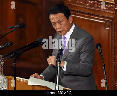 Tokio, Japan. 22 Jan, 2018. Japanische Finanzminister Taro Aso liefert seine Finanzpolitik Rede auf der Plenartagung des unteren Haus an der Nationalen Diät in Tokio am Montag, 22. Januar 2018. Ministerpräsident Shinzo Abe hat seine Politik rede, während Außenminister Taro Kono seine Außenpolitik Rede bei der Ernährung geliefert. Credit: Yoshio Tsunoda/LBA/Alamy leben Nachrichten Stockfoto