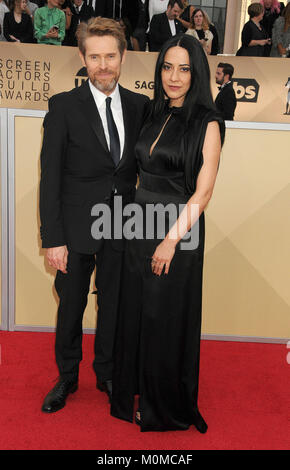 Los Angeles, Kalifornien, USA. 21 Jan, 2018. 21. Januar 2018 - Los Angeles, Kalifornien, USA - Schauspieler Willem Dafoe, GIADA COLAGRANDE am 24. jährlichen Screen Actors Guild Awards - Ankunft im Shrine Auditorium, Los Angeles statt. Credit: Paul Fenton/ZUMA Draht/Alamy leben Nachrichten Stockfoto