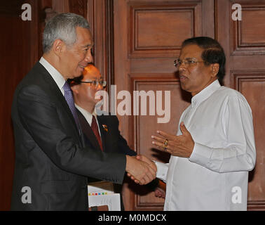 Colombo, Sri Lanka. 23 Jan, 2018. Der Premierminister von Singapur, Lee Hsien Loong (L) und Präsidentin von Sri Lanka Maithripala Sirisena (R) Hände schütteln während ihrer Sitzung vom 23. Januar 2018 in Colombo, Sri Lanka. Credit: Lahiru hat Harshana/Alamy leben Nachrichten Stockfoto