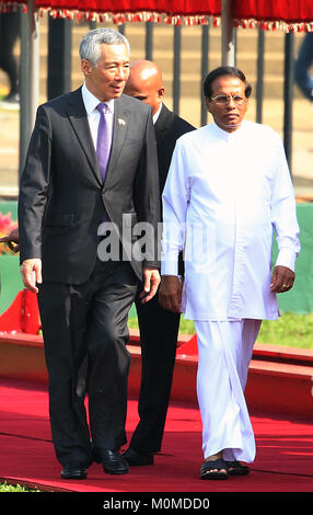 Colombo, Sri Lanka. 23 Jan, 2018. Der Premierminister von Singapur, Lee Hsien Loong (L) und Präsidentin von Sri Lanka Maithripala Sirisena (R) während der Begrüßungszeremonie im Präsidentenpalast Sekretariat in Colombo vom 23. Januar 2018 in Colombo, Sri Lanka. Credit: Lahiru hat Harshana/Alamy leben Nachrichten Stockfoto