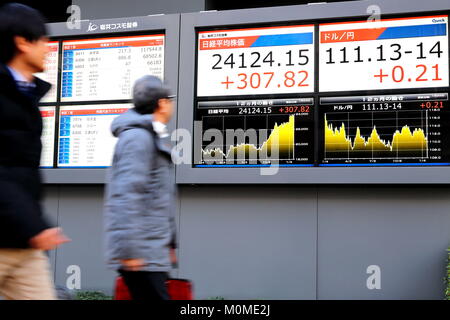 Menschen gehen vorbei, ein elektronisches Zeichen, der anzeigt, Japan's Nikkei Stock Durchschnittliche finishing oberhalb der 24.000 Ebene am 23. Januar 2018, Tokio, Japan. Der Nikkei 225 Stock Durchschnittliche geschlossen 307.82 Punkte auf 24,124.15, die höchste seit November 1991. Credit: Naoki Nishimura/LBA/Alamy leben Nachrichten Stockfoto