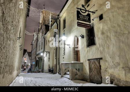 Tallinn, Harjumaa, Estland. 22 Jan, 2018. Weihnachten Dekorationen Raekoja Straße in der Altstadt gesehen direkt hinter dem Rathaus in Tallinn Tallinn ist die Hauptstadt und größte Stadt von Estland. Es ist an der Küste im Norden des Landes gelegen, am Ufer des Golfs von Finnland, 80 km (50 mi) südlich von Helsinki, östlich von Stockholm, nördlich von R?ga und westlich von Sankt Petersburg in Harju County. Credit: Hendrik Osula/SOPA/ZUMA Draht/Alamy leben Nachrichten Stockfoto