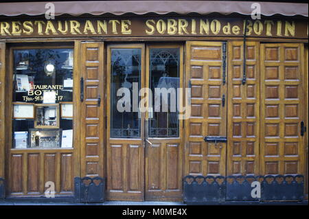 Madrid, Spanien. 15 Jan, 2018. Das Restaurant Sobrino de Botín steht in der Calle de los Cuchilleros im Zentrum von Madrid, Spanien, 15. Januar 2018. Das Restaurant wurde im Jahr 1725 eröffnet und ist im Guinness Buch der Rekorde als "das weltweit älteste Restaurant' gefunden werden. Credit: Carola Frentzen/dpa/Alamy leben Nachrichten Stockfoto