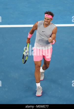 Melbourne, Australien. 23 Jan, 2018. Der Spanier Rafael Nadal reagiert während singles Viertelfinale gegen Kroatien Marin Cilic der Australian Open 2018 in Melbourne, Australien, Januar 23, 2018 der Männer. Credit: Bai Xuefei/Xinhua/Alamy leben Nachrichten Stockfoto