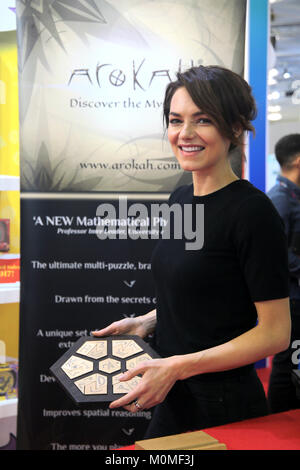 London, Großbritannien. 23. Jan 2018. Eastenders Schauspielerin Kara Tointon zeigt den neuen Puzzle-spiel Arokah auf der Spielwarenmesse 2018 im Londoner Olympia statt @ Paul Quezada-Neiman/Alamy Live News Credit: Paul Quezada-Neiman/Alamy leben Nachrichten Stockfoto