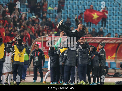 (180123) - CHANGZHOU, Jan. 23, 2018 (Xinhua) - die Spieler von Vietnam feiern, nachdem sie das Halbfinale zwischen Katar und Vietnam an der AFC U23-Meisterschaft in Changzhou, Osten Chinas in der Provinz Jiangsu, Jan. 23, 2018. (Xinhua / Yang Lei) Stockfoto