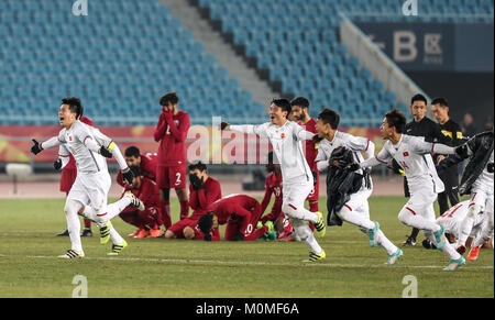 (180123) - CHANGZHOU, Jan. 23, 2018 (Xinhua) - die Spieler von Vietnam feiern, nachdem sie das Halbfinale zwischen Katar und Vietnam an der AFC U23-Meisterschaft in Changzhou, Osten Chinas in der Provinz Jiangsu, Jan. 23, 2018. (Xinhua / Yang Lei) Stockfoto