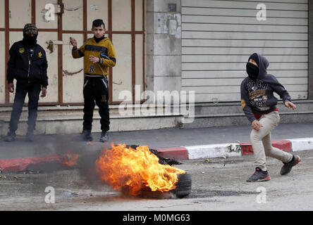 Hebron, West Bank, 23 Jan, 2018. Palästinensische Demonstranten Zusammentreffen mit israelischen Sicherheitskräfte in der Stadt Hebron, wie Protesten nach US Vizepräsidenten Bekräftigung der Dezember US Präsident Donald Trump 6 Erklärung von Jerusalem als Israels Hauptstadt ausbrach. Credit: ZUMA Press, Inc./Alamy leben Nachrichten Stockfoto