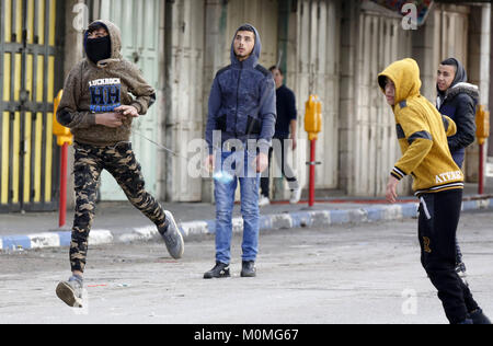 Hebron, West Bank, 23 Jan, 2018. Palästinensische Demonstranten Zusammentreffen mit israelischen Sicherheitskräfte in der Stadt Hebron, wie Protesten nach US Vizepräsidenten Bekräftigung der Dezember US Präsident Donald Trump 6 Erklärung von Jerusalem als Israels Hauptstadt ausbrach. Credit: ZUMA Press, Inc./Alamy leben Nachrichten Stockfoto