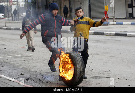 Hebron, West Bank, 23 Jan, 2018. Palästinensische Demonstranten Zusammentreffen mit israelischen Sicherheitskräfte in der Stadt Hebron, wie Protesten nach US Vizepräsidenten Bekräftigung der Dezember US Präsident Donald Trump 6 Erklärung von Jerusalem als Israels Hauptstadt ausbrach. Credit: ZUMA Press, Inc./Alamy leben Nachrichten Stockfoto