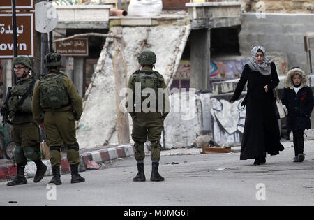 Hebron, West Bank, 23 Jan, 2018. Israelische Sicherheitskräfte nehmen Stellung bei Zusammenstößen mit palästinensischen Demonstranten in der Stadt Hebron, wie Protesten nach US Vizepräsidenten Bekräftigung der Dezember US Präsident Donald Trump 6 Erklärung von Jerusalem als Israels Hauptstadt ausbrach. Mike Pence versprach, die Botschaft zu den umstrittenen Stadt Jerusalem zu verschieben bis Ende 2019, während die Palästinenser mit einem Generalstreik und Proteste nach Kündigung seiner inbrünstig pro-Israel Rede am Tag zuvor als ''Messianic Cred reagiert. Stockfoto