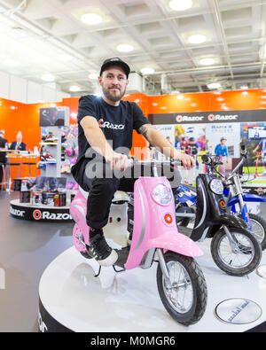 Kensington Olympia, London, UK, 23. Januar 2018. Ein Rasiermesser Marke Spaß pink Elektroroller für Mädchen und Jungen an der Re-Creation Ltd stand nachgewiesen wird. Die Spielwarenmesse ist der größte britische dedizierte Spielzeug, Spiel und hobby Messe, mit mehr als 270 ausstellenden Unternehmen. Es findet jährlich Ende Januar in Kensington Olympia, London. Es läuft Jan 23.-25. Credit: Imageplotter Nachrichten und Sport/Alamy leben Nachrichten Stockfoto