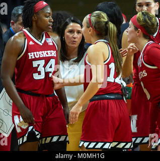 Piscataway, New Jersey, USA. 23 Jan, 2018. Nebraska Cornhuskers Haupttrainer Amy Williams (Mitte) mit ihrem Team zwischen den Nebraska Cornhuskers und die Rutgers Scarlet Knights an der Rutgers Athletic Center in Piscataway, New Jersey. Nebraska besiegt Rutgers 52-42. Duncan Williams/CSM/Alamy leben Nachrichten Stockfoto