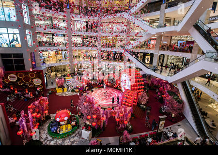 Kuala Lumpur, Malaysia. 22. Januar, 2018. Kuala Lumpur Einkaufszentren sind fertig, das Jahr des Hundes, Chinesisches Neujahr 2018 in den kommenden Wochen herzlich willkommen. Großen Chinesischen neue Jahr Thema Dekoration sind innerhalb und außerhalb der Shopping Mall. Stockfoto