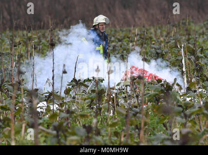 Oberhausen-Rheinhausen, Deutschland. 23 Jan, 2018. Ein Feuerwehrmann Absichern der Unfallstelle, wo ein kleines Flugzeug und ein Hubschrauber in der Luft in Oberhausen-Rheinhausen, Deutschland, 23. Januar 2018 Credit abgestürzt: dpa Picture alliance/Alamy leben Nachrichten Stockfoto