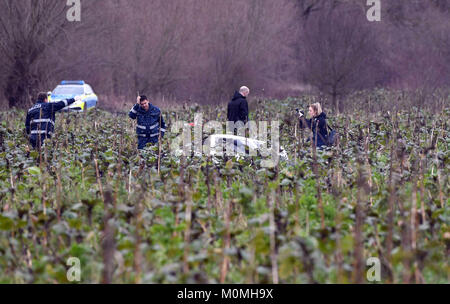 Oberhausen-Rheinhausen, Deutschland. 23 Jan, 2018. Polizisten sichern Sie die Unfallstelle, wo ein kleines Flugzeug und ein Hubschrauber in der Luft in Oberhausen-Rheinhausen, Deutschland, 23. Januar 2018 Credit abgestürzt: dpa Picture alliance/Alamy leben Nachrichten Stockfoto