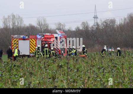 Oberhausen-Rheinhausen, Deutschland. 23 Jan, 2018. Feuerwehrleute sichern Sie die Unfallstelle, wo ein kleines Flugzeug und ein Hubschrauber in der Luft in Oberhausen-Rheinhausen, Deutschland, 23. Januar 2018 Credit abgestürzt: dpa Picture alliance/Alamy leben Nachrichten Stockfoto