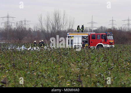 Oberhausen-Rheinhausen, Deutschland. 23 Jan, 2018. Feuerwehrleute sichern Sie die Unfallstelle, wo ein kleines Flugzeug und ein Hubschrauber in der Luft in Oberhausen-Rheinhausen, Deutschland, 23. Januar 2018 Credit abgestürzt: dpa Picture alliance/Alamy leben Nachrichten Stockfoto