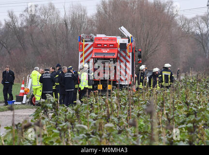 Oberhausen-Rheinhausen, Deutschland. 23 Jan, 2018. Polizisten und Feuerwehrleute sichern Sie die Unfallstelle, wo ein kleines Flugzeug und ein Hubschrauber in der Luft in Oberhausen-Rheinhausen, Deutschland, 23. Januar 2018 Credit abgestürzt: dpa Picture alliance/Alamy leben Nachrichten Stockfoto