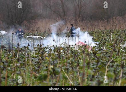 Oberhausen-Rheinhausen, Deutschland. 23 Jan, 2018. Polizisten sichern Sie die Unfallstelle, wo ein kleines Flugzeug und ein Hubschrauber in der Luft in Oberhausen-Rheinhausen, Deutschland, 23. Januar 2018 Credit abgestürzt: dpa Picture alliance/Alamy leben Nachrichten Stockfoto