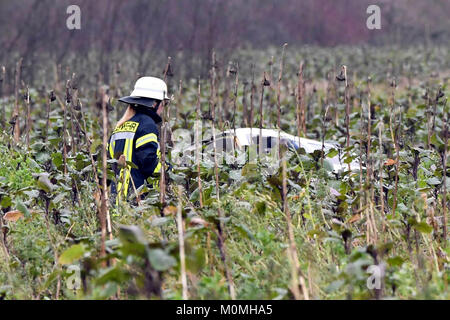 Oberhausen-Rheinhausen, Deutschland. 23 Jan, 2018. Die unfallstelle, wo ein kleines Flugzeug und ein Hubschrauber in der Luft in Oberhausen-Rheinhausen, Deutschland, 23. Januar 2018 Credit abgestürzt: dpa Picture alliance/Alamy leben Nachrichten Stockfoto