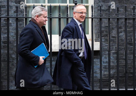 London, Großbritannien. 23. Januar, 2018. Mark Rowley (r), Assistant Commissioner für Arbeiten von Spezialisten der Metropolitan Police Service, Vorsitzender des nationalen Polizeichefs Rat zur Terrorismusbekämpfung und die Koordinierung des Ausschusses und der nationalen Leitung für die Terrorismusbekämpfung Polizeiarbeit, Blätter 10 Downing Street nach einem Treffen. Credit: Mark Kerrison/Alamy leben Nachrichten Stockfoto