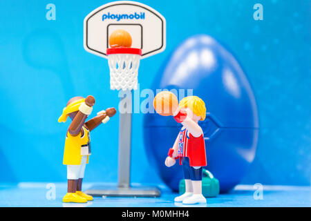 Kensington Olympia, London, UK, 23. Januar 2018. basketball Szene bei der Playmobil stand erstellt. Die Spielwarenmesse ist der größte britische dedizierte Spielzeug, Spiel und hobby Messe, mit mehr als 270 ausstellenden Unternehmen. Es findet jährlich Ende Januar in Kensington Olympia, London. Es läuft Jan 23.-25. Stockfoto