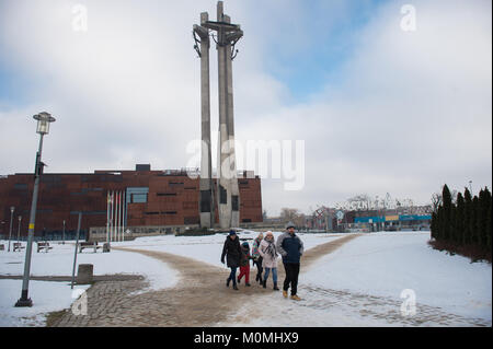 Danzig, Polen. 23 Jan, 2018. Menschen gehen neben dem Denkmal für die gefallenen Werftarbeiter von 1970 in Danzig. Credit: Omar Marques/SOPA/ZUMA Draht/Alamy leben Nachrichten Stockfoto