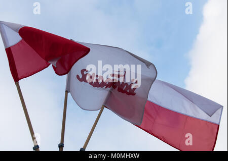 Danzig, Polen. 23 Jan, 2018. Solidarität und Polnischen Flaggen sind in Danzig gesehen. Credit: Omar Marques/SOPA/ZUMA Draht/Alamy leben Nachrichten Stockfoto