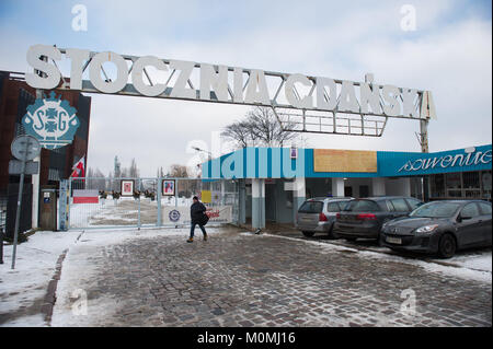 Danzig, Polen. 23 Jan, 2018. Ein Mann neben Solidarität Tor in Danzig. Credit: Omar Marques/SOPA/ZUMA Draht/Alamy leben Nachrichten Stockfoto