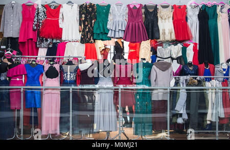 Danzig, Polen. 23 Jan, 2018. Dutzende von Kleider für den Verkauf sind bei Hala Targowa in Danzig gesehen. Credit: Omar Marques/SOPA/ZUMA Draht/Alamy leben Nachrichten Stockfoto